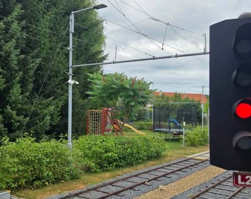 Un bărbat și-a construit propria cale ferată în grădina casei: are gări, 3 trenuri, 12 macazuri, 20 de semnale și un adevărat centru de comandă