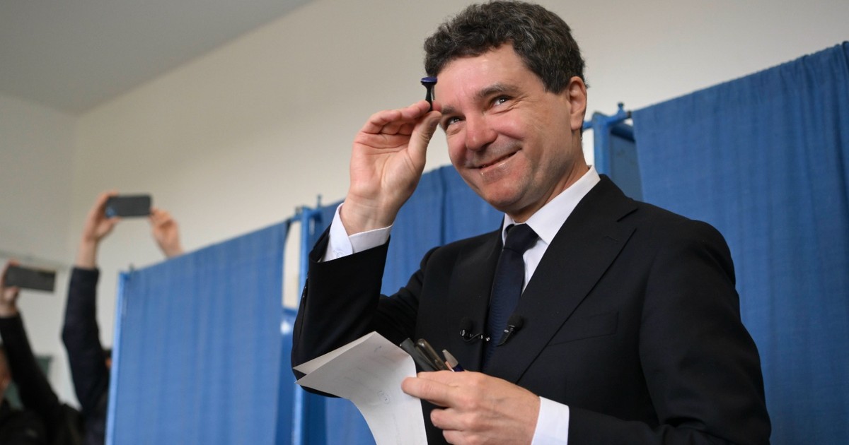 Nicușor Dan se pregătește să pună buletinul de vot în urnă, la alegerile prezidențiale 2025