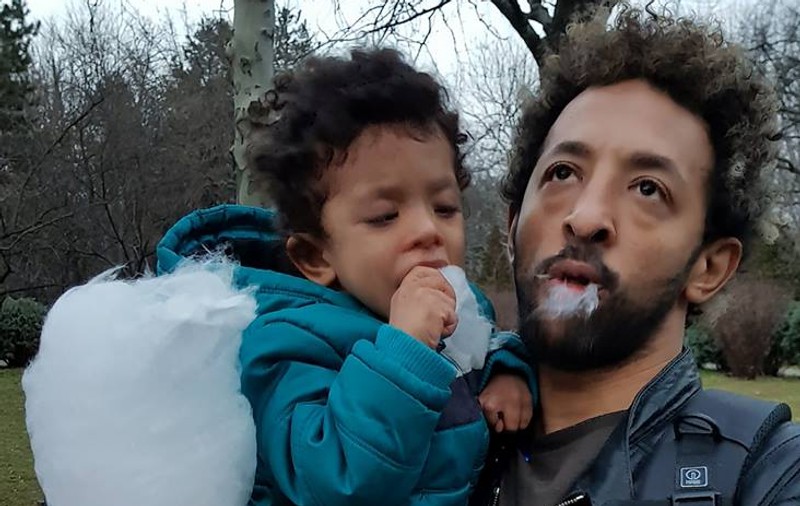 EXCLUSIV/ Kamara si-a deschis sufletul și a vorbit despre fiul său. ”Noi nu am știut ce are, ni l-au pus în brațe și am plecat acasă”