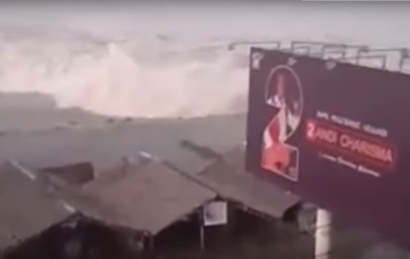 VIDEO de coșmar cu tsunamiul provocat de cutremurul din Indonezia. Oamenii fug îngroziți!