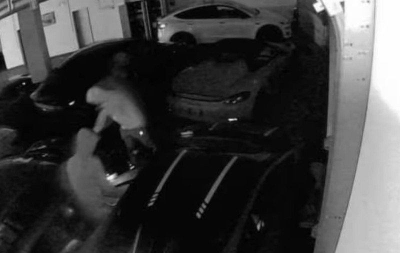 Au vrut să fure două Lamborghini, dar au plecat cu un Porsche Spyder de 500 CP și de peste 200.000 de euro chiar de sub ochii proprietarului