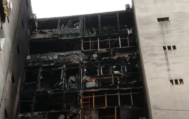 Anchetă după incendiul la blocul din București. Focul a izbucnit la etajul 2 și s-a extins până la etajul 10