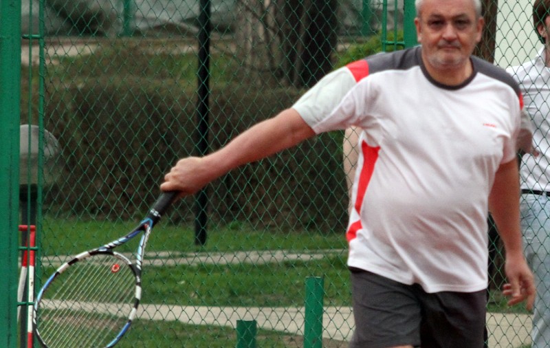 Finanţistul Sebastian Vlădescu o  ”taie” profesionist  din încheietură