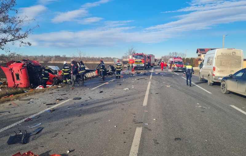 Două TIR-uri s-au făcut zob pe DN 2, în Neamț, după ce s-au lovit frontal