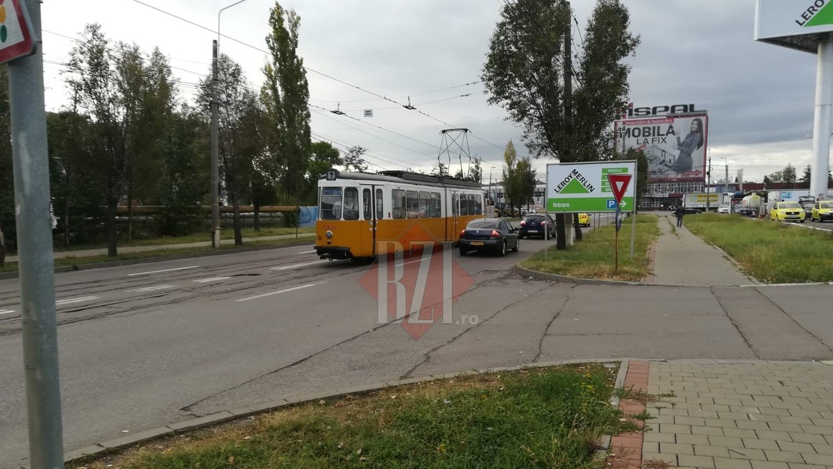Un vatman a fost amenințat cu moartea de un călător, la Iași. Incidentul a avut loc după ce ușa tramvaiului a prins piciorul unui copil