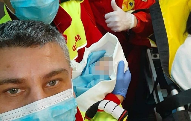 O gravidă din Constanța a născut gemeni în locuri diferite: primul - în ambulanță, al doilea - la spital