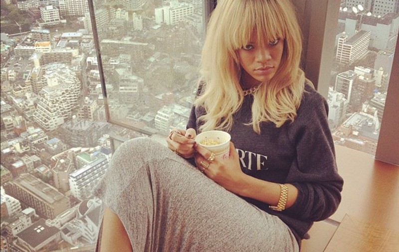 Greu să ții pasul cu Rihanna! Ieri la Londra, azi la Tokyo, într-un zgârie-nori! FOTO