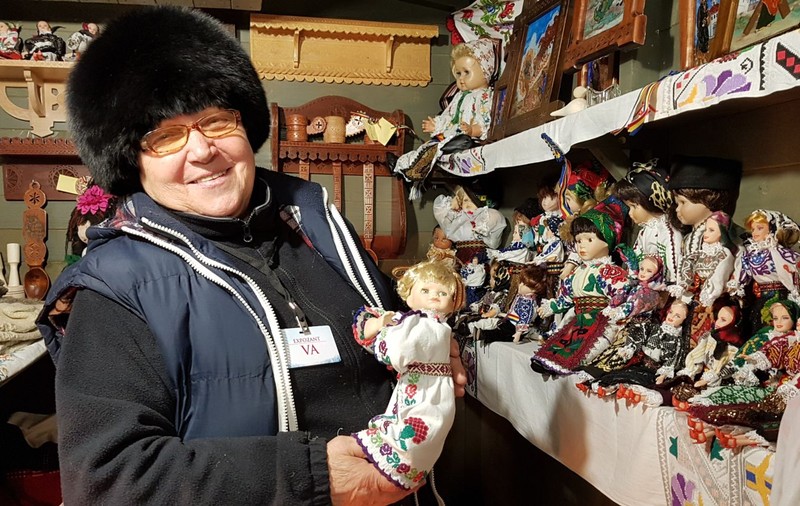 VIDEO/ Păpușile în costume tradiționale, atracția Târgului de Crăciun. Ce spune creatoarea lor