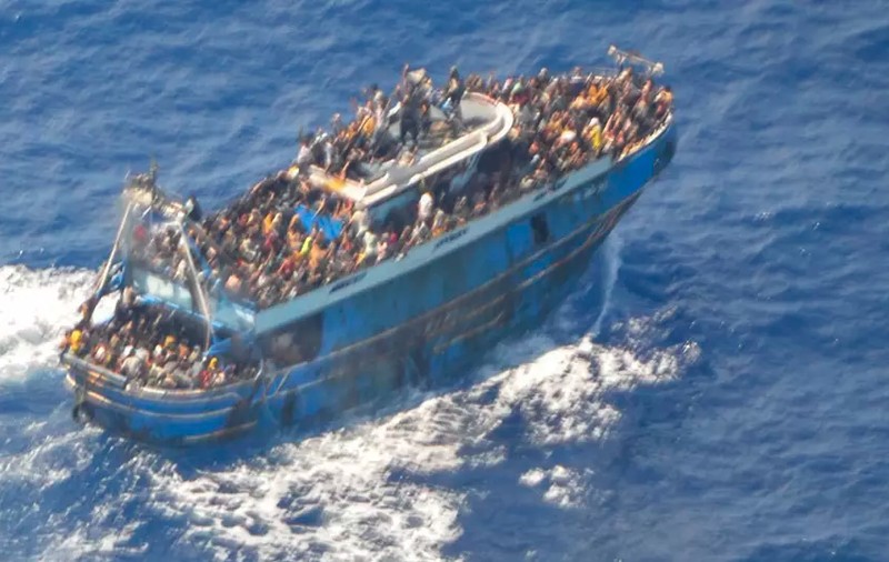 Jurnaliștii care au investigat naufragiul din largul Greciei soldat cu peste 600 de migranți morți, premiați de Parlamentul European