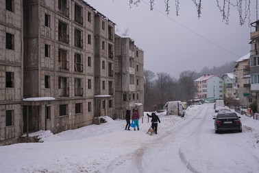 Copiii „se cară” cu sania printre blocurile din Anin