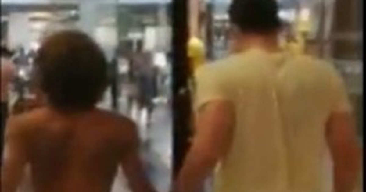 Un bărbat la bustul gol și înarmat cu un cuțit s-a plimbat printr-un mall din Craiova. A fost prins de un polițist aflat în timpul liber