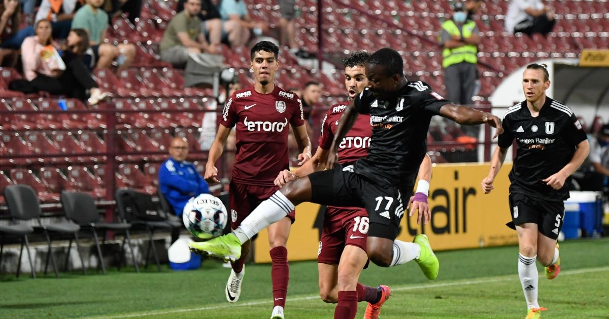 Samuel Asamoah controlează balonul în timpul partidei dintre FCU Criaova și CFR Cluj, diputată pe 16 iulie 2021, la Cluj