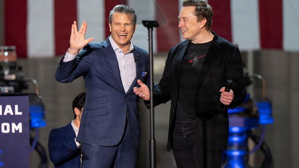 Elon Musk (dreapta), alături de Pete Hegseth, șeful Pentagonului, la un eveniment. Imagine cu caracter ilustrativ Sursa foto: Profimedia
