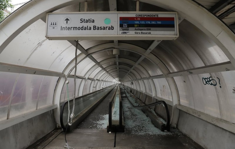 Trotuarul rulant de 11 milioane de lei de la Gara de Nord, complet distrus la șapte ani de la inaugurare