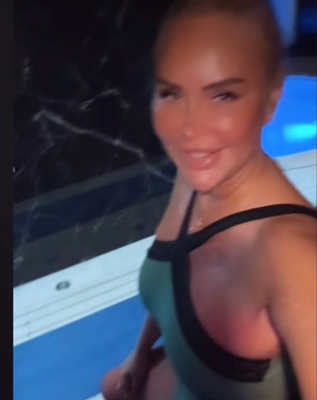 Cum arată Vica Blochina în costum de baie la 49 de ani, după ce și-a scos toată grăsimea de pe abdomen. S-a mândrit cu silueta ei