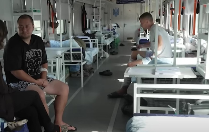 Cum arată trenul-spital secret folosit pentru evacuarea soldaţilor răniţi în Ucraina | VIDEO