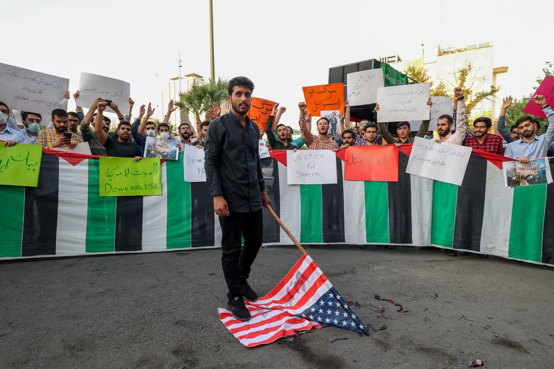 Studenți, voluntari ai grupului de miliție islamic Basji, protestând în Teheran față de vizitele președintelui Biden în Israel și Arabia Saudită, pe 16 iulie 2022 | Foto: Profimedia