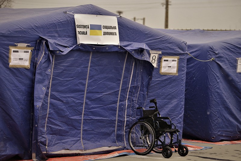 Cortul serviciilor de asistenţă socială, cu un scaun cu rotile pus la dispoziţia refugiaţilor