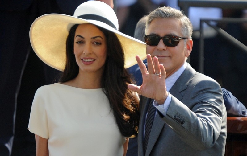 George Clooney şi Amal Alamuddin în ziua când s-au CĂSĂTORIT CIVIL! SOŢIA ACTORULUI A FOST SUPERBĂ în PANTALON ALB şi o BLUZĂ LARGĂ! FOTO