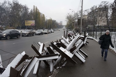 Baricade acoperite de zăpadă, după prima ninsoare care a căzut peste capitala ucraineană Kiev în acest sezon, pe 17 noiembrie 2022, în timp ce războiul continuă. | Foto: Profimedia