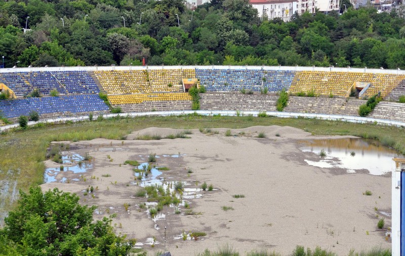 Stadionul din Bacău, orașul în care s-a născut șeful FRF, arată ca după bombardament / GALERIE FOTO