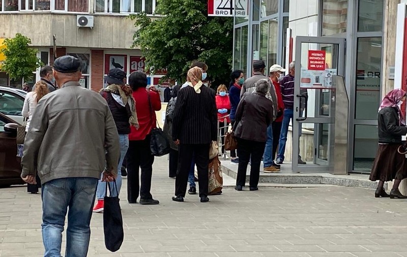 VIDEO | Cozi uriașe în piețe și în magazine, în prima zi a stării de alertă. În Piatra Neamț, oamenii au blocat banda de circulație pentru a comanda de la un fast-food