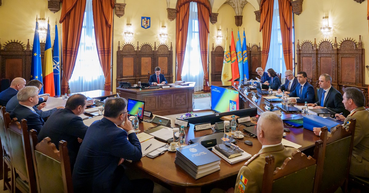 Nicușor Dan înconjurat de membrii CSAT.