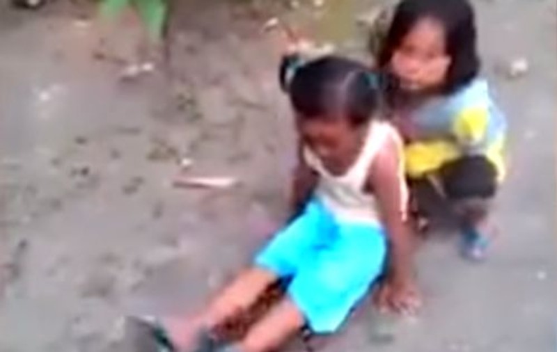 VIDEO VIRAL | Joacă periculoasă: Două fetițe râd în hohote în timp ce călăresc un șarpe uriaș