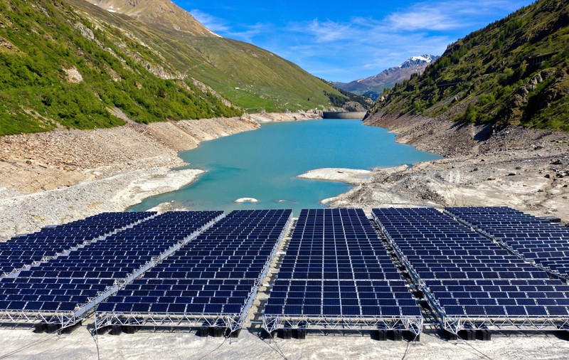 Parcuri solare plutitoare, soluția Europei pentru a economi spațiu. În viitor, panourile vor fi montate pe mare