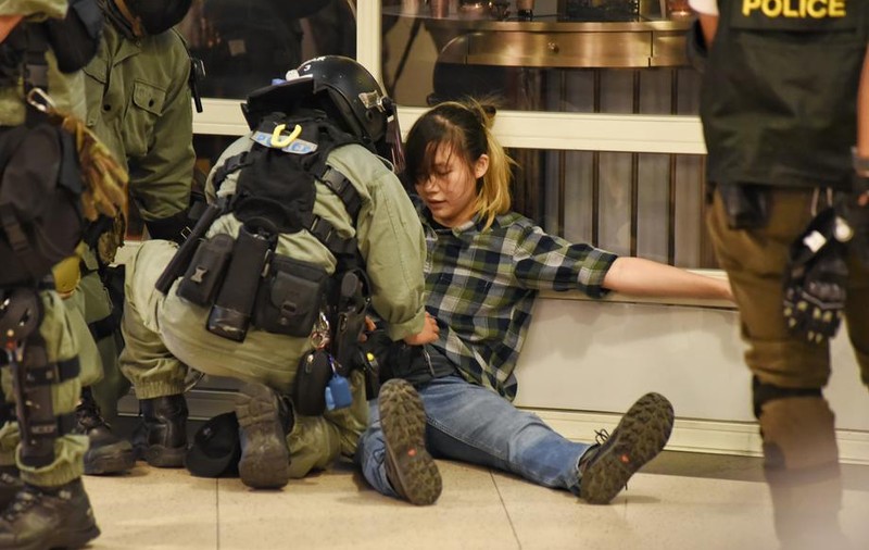 Incidente violente la protestele din Hong Kong. Un agresor i-a smuls o parte din ureche unui politician pro-democrație