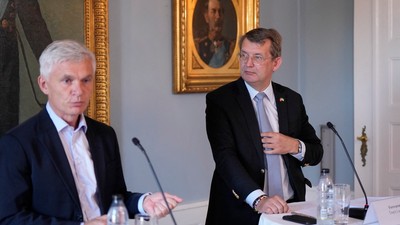 Ministrul danez al apărării Troels Lund Poulsen (dreapta) și Thomas Ahrenkiel (stânga), într-o conferință de presă la Copenhaga Foto: Profimedia