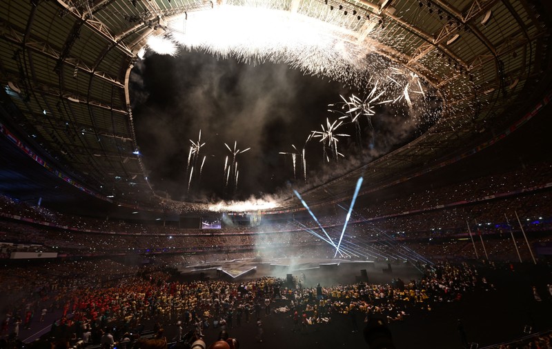 Jocurile Olimpice s-au încheiat cu o ceremonie spectaculoasă pe Stade de France. Tom Cruise a preluat ștafeta, după o cascadorie inspirată din filmele „Misiune Imposibilă”