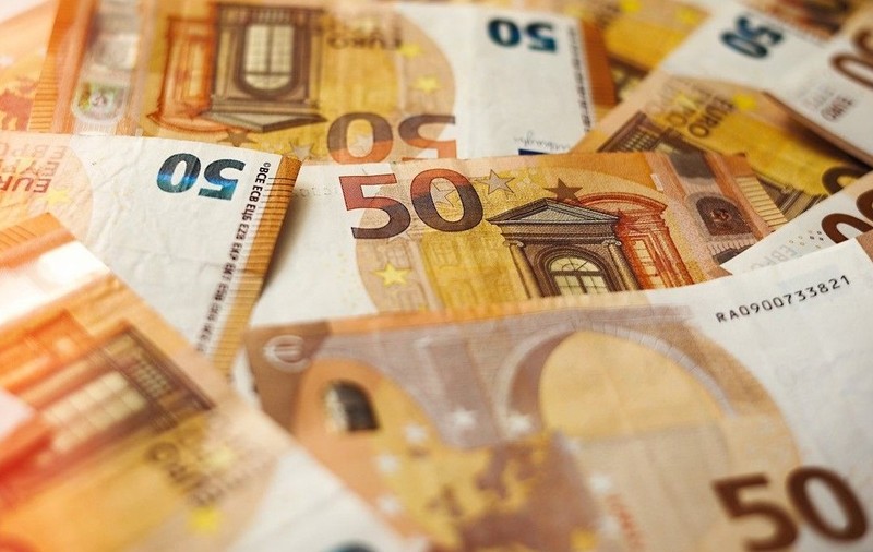 O femeie a aruncat la gunoi o comodă în care păstra peste 50000 de euro. Sursă foto Profimedia.