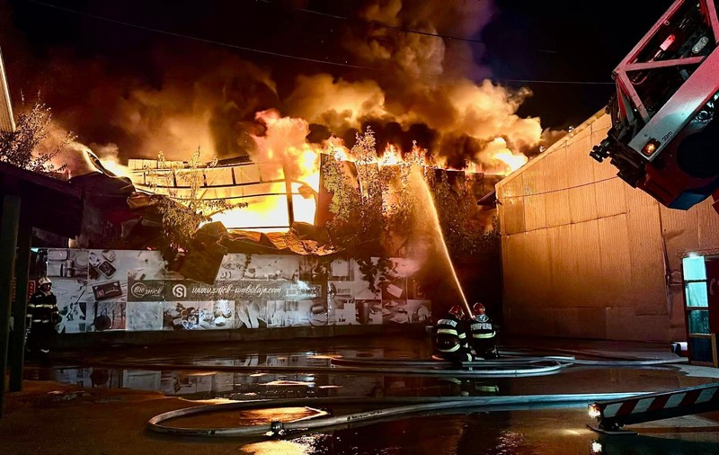 Incendiu puternic în Afumați. Hala unui depozit de electrocasnice, parțial prăbușită. Nu au fost semnalate victime