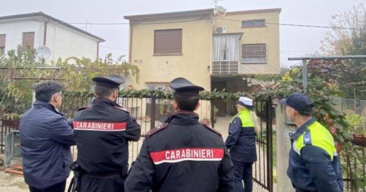 Mai multi politisti, cu spatele, in fata unei case din Rovigo, Italia, unde o famile din Moldova, stabilita in Italia, a fost gasita moarta in casa. octombrie 2025