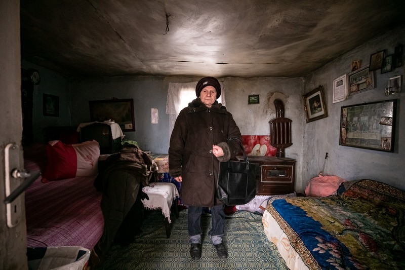 Tanti Anica, înainte să plece la școală din casa fără curent electric. “Stau cu candela, ia uite cum stau, cu lumânări”