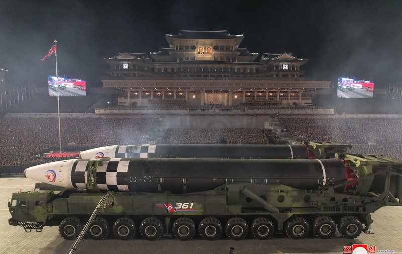 Paradă militară nocturnă la Phenian. Coreea de Nord a prezentat o posibilă nouă rachetă intercontinentală cu combustibil solid