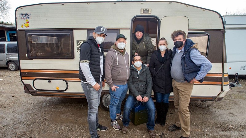 Românii Monica S. (39), Roland B. (27), Roland V. (26) și Claudiu C. (48), alături de Eckehard și de Andrea Cortese (în dreapta), cel care a reparat gratuit rulota. Foto: Bild / Theo Klein