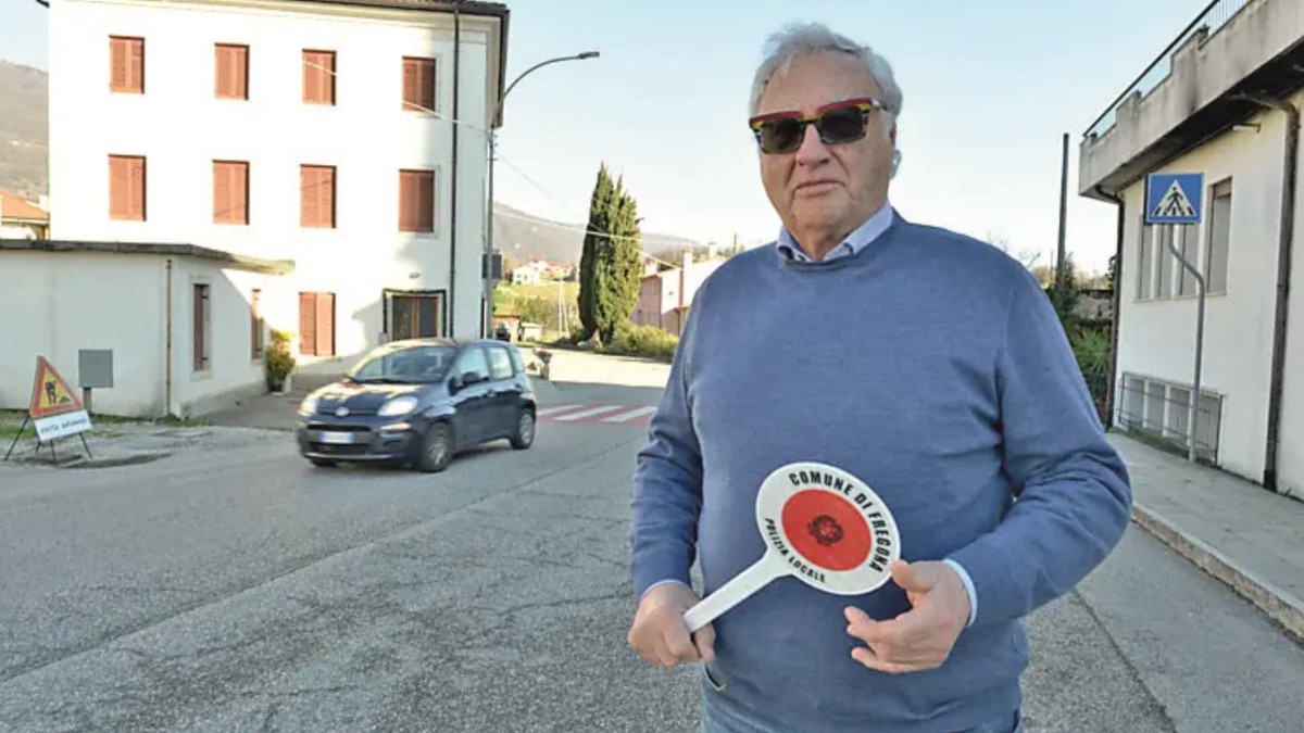 Primarul unei comune din Italia dirijează circulația, după ce singurul polițist din localitate a demisionat. Sursă foto: La Tribuna di Treviso.