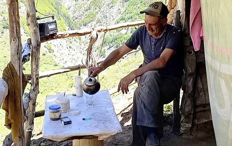 Povestea bărbatului care trăiește de 40 de ani în sălbăticie, alături de urși și de lupi, la 2.200 de metri altitudine: „Mai bine aici decât să merg într-o vacanță la Antalya”