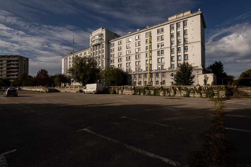 De la etajul 7, molozul este aruncat pe un tub galben până în container
