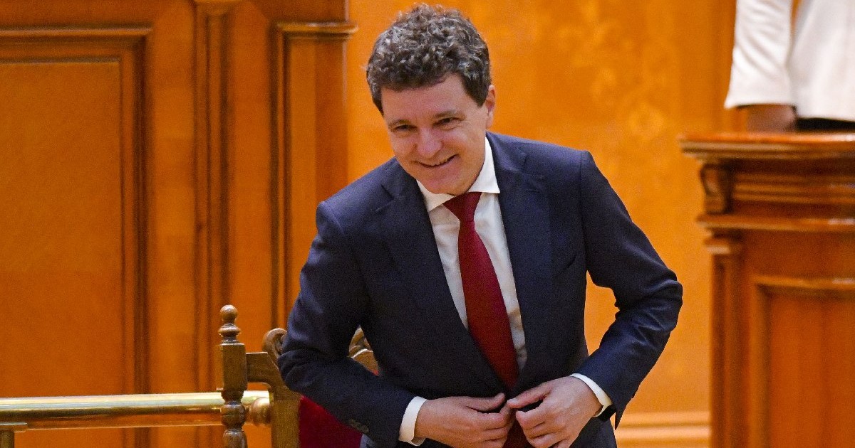 Presedintele ales, Nicusor Dan, sosoeste la ceremonia depunerii juramantului in plenul Camerelor, luni, 26 mai 2025, la Palatul Parlamentului din Bucuresti.