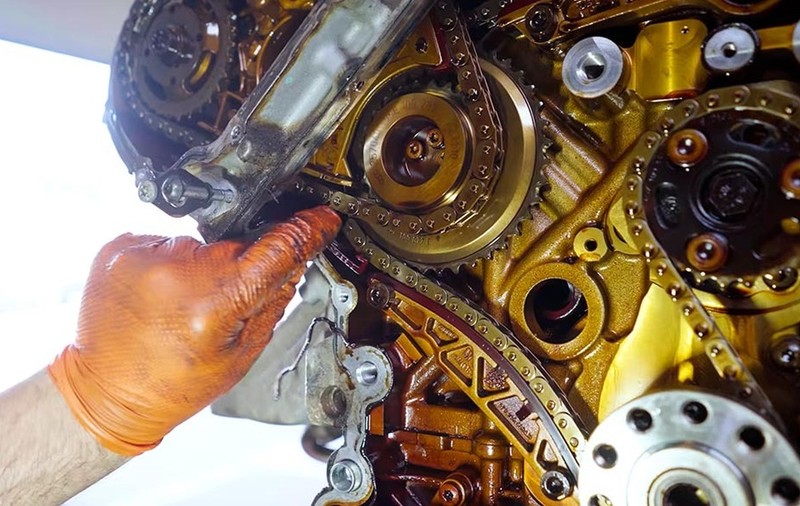 Mecanicii români au desfăcut motorul de 380 CP al unui VW Touareg hibrid și au încremenit: problemele care l-ar fi distrus total