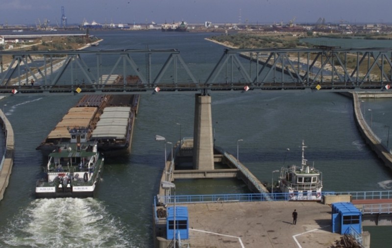 Container cu mii de perechi de încălţăminte de contrabandă, interceptat în Portul Constanţa Sud-Agigea