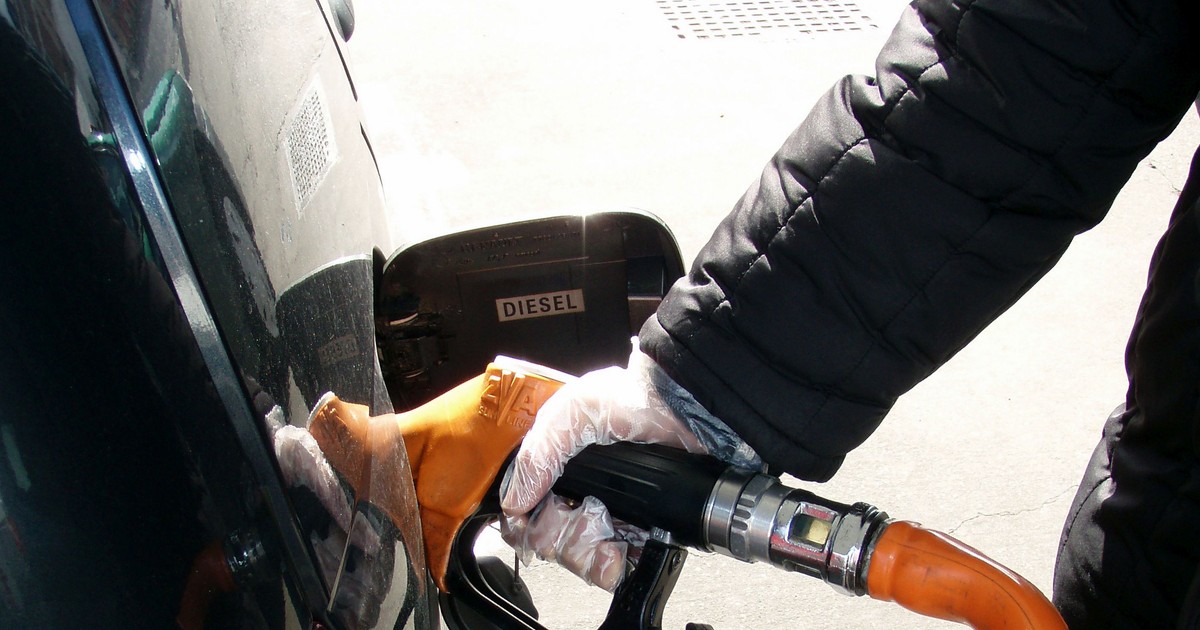 Chirițoiu: Consiliul Concurenței va monitoriza prețul carburanților după eliminarea supraaccizei. Pompă de benzinărie alimentând o mașină