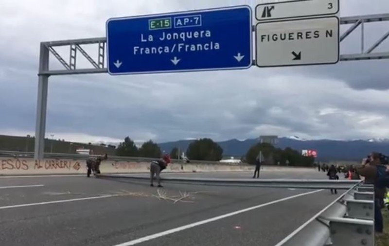 VIDEO| Camionagiii români au deblocat un drum închis de protestatarii catalani după arestarea lui Puigdemont