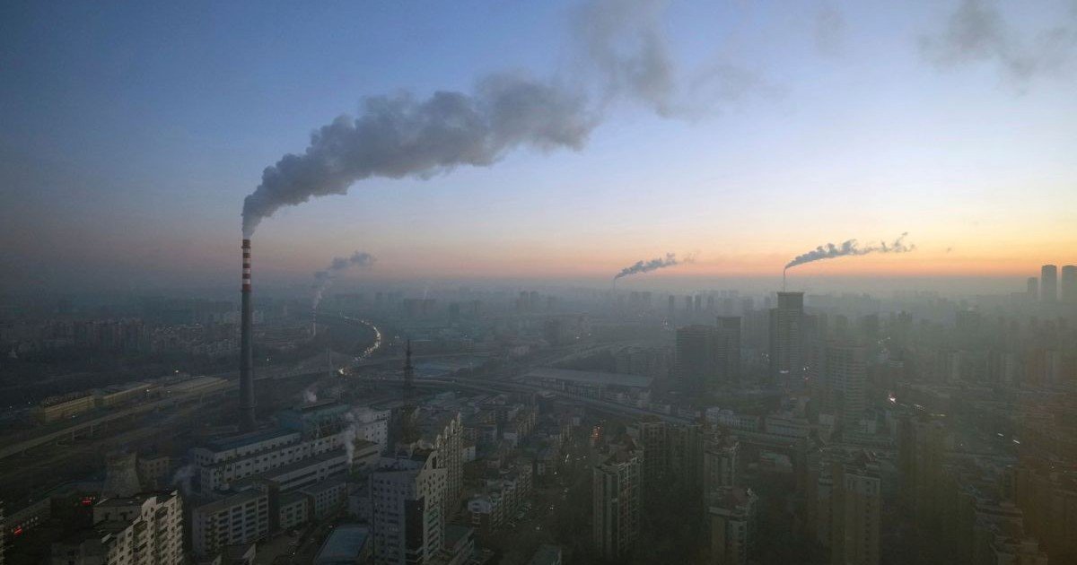 Orașul din Shenyang, provincia Liaoning, China, încețoșat de fumul produs de sistemul public de încălzire, 18 decembrie 2024.