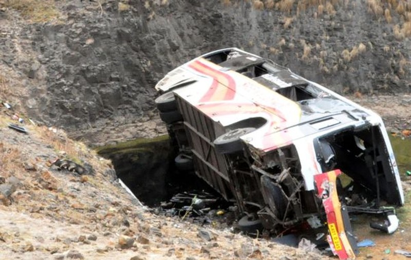 Un autocar cu 42 de oameni s-a răsturnat în apropiere de Vama Nădlac