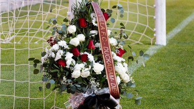 coroană de flori depusă pe stradion