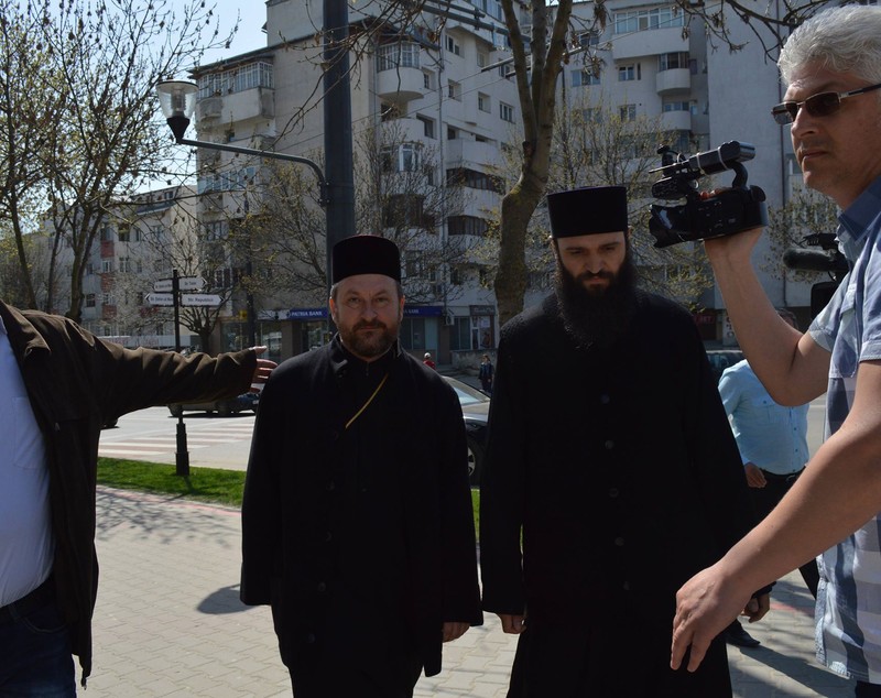 Fostul episcop de Huși Corneliu Onilă, la Tribunalul Vaslui. Fostul ierarh, audiat în dosarul în care trei preoți sunt judecați pentru că l-ar fi șantajat cu filme pornografice/ FOTO